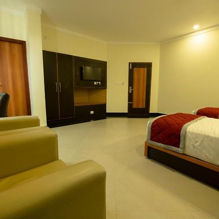 Comfy Luxury Hotel Бангалор Екстериор снимка